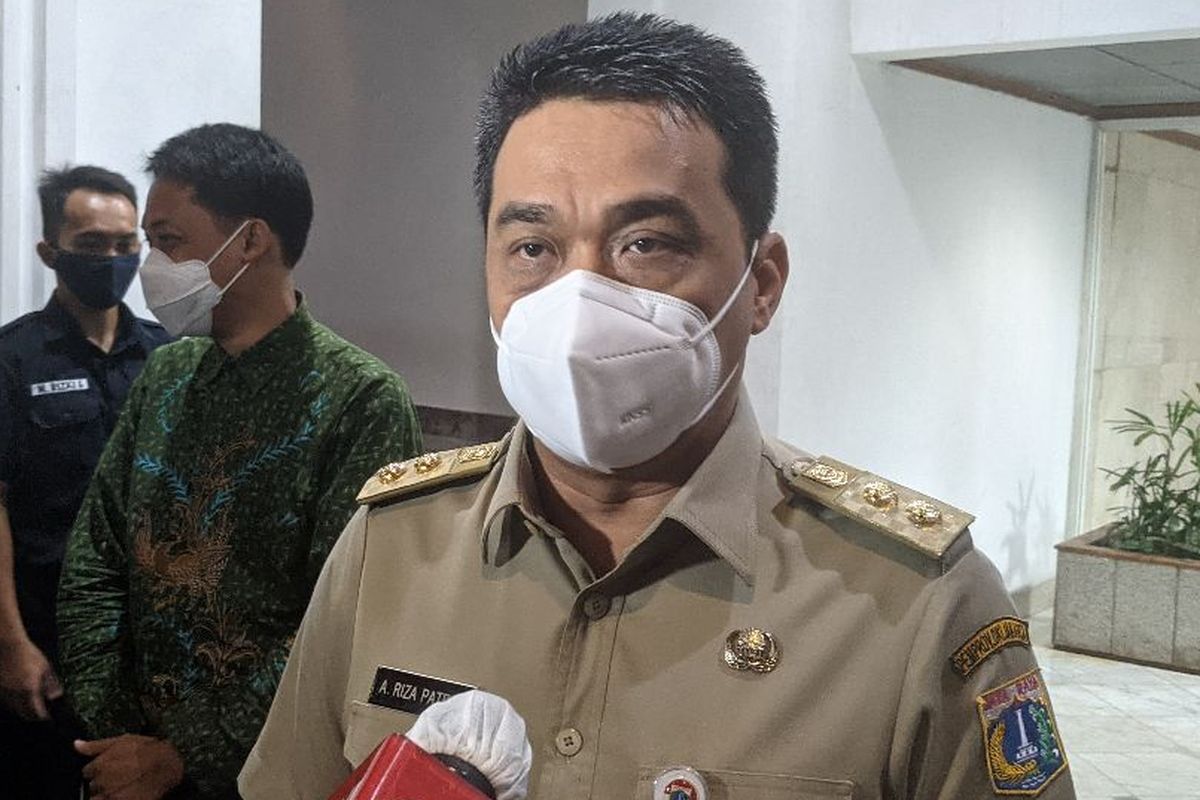 Jakarta Deputy Governor Ahmad Riza Patria speaks with members of the media in the city hall on Monday, January 11, 2021. 