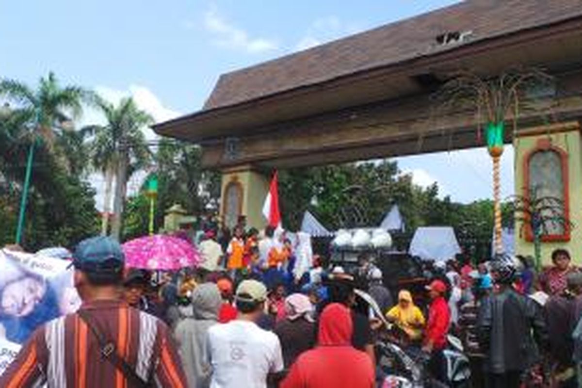 Ratusan warga melakukan aksi unjuk rasa di depan Kantor Wali Kota Jakarta Timur. Jumat (31/7/2015).