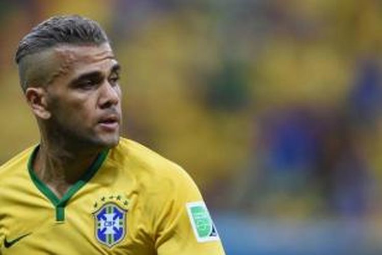 Pemain Brasil Dani Alves dalam laga Grup A, Piala Dunia 2014, melawan Kamerun, di Mane Garrincha National Stadium, di Brasilia, 23 Juni 2014.