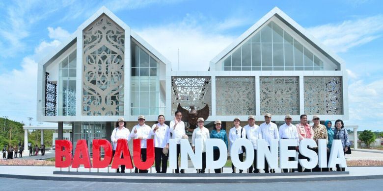 Presiden Joko Widodo beserta rombongan berfoto bersama usai peresmian PLBN Badau (16/3/2017)