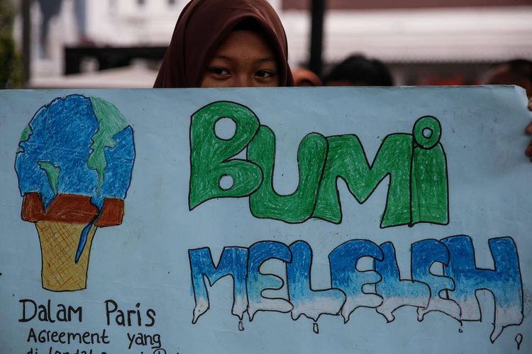 Sejumlah pelajar saat beraksi dengan isu global Friday For Future di depan Balai Kota, Jakarta Pusat, Jumat (15/3/2019). Aksi ini protes terhadap lambannya penanganan krisis pemanasan global di seluruh dunia.