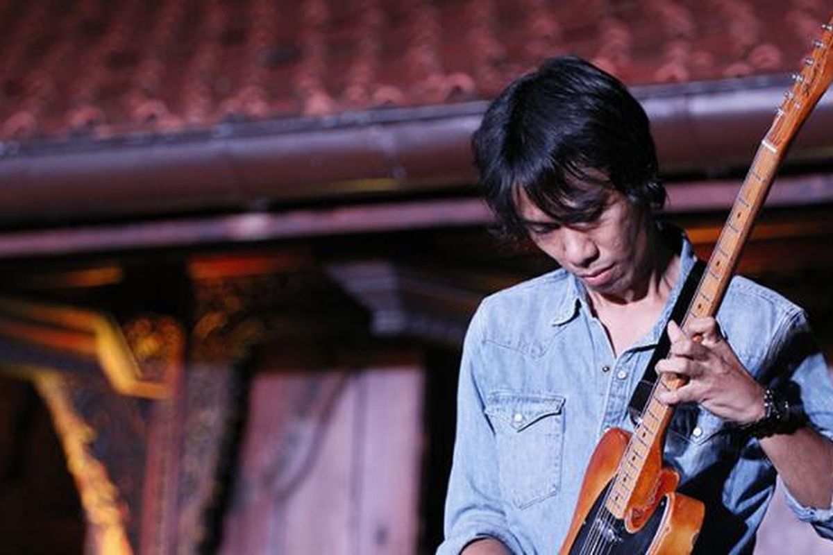 Eross Candra, yang tergabung dalam grup Six Strings, tampil di Bentara Budaya Jakarta, Kamis (12/5/2016) malam. Six Strings adalah band yang terdiri dari para gitaris ternama Indonesia I I Dewa Gede Budjana, Eross Candra, Tohpati Ario Hutomo, Aria Baron Suprayogi, dan Ibrahim Imran atau Baim.