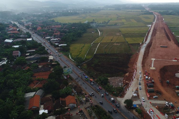 Foto udara situasi persimpangan Exit Gringsing, Batang, Jawa Tengah, Kamis (22/6/2017). 