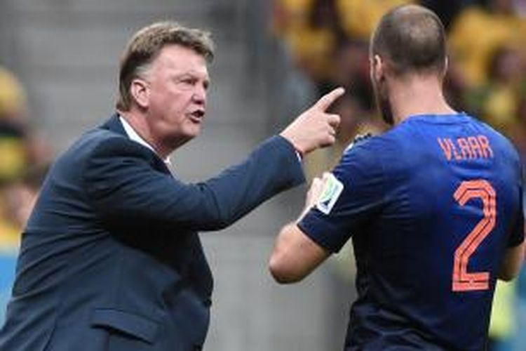 Pelatih Belanda Louis van Gaal (kiri) memberi arahan kepada bek Ron Vlaar, di tengah-tengah pertandingan perebutan tempat ketiga Piala Dunia antara timnya dan Brasil, di Estadio Nacional, Brasilia, Sabtu (12/7/2014).