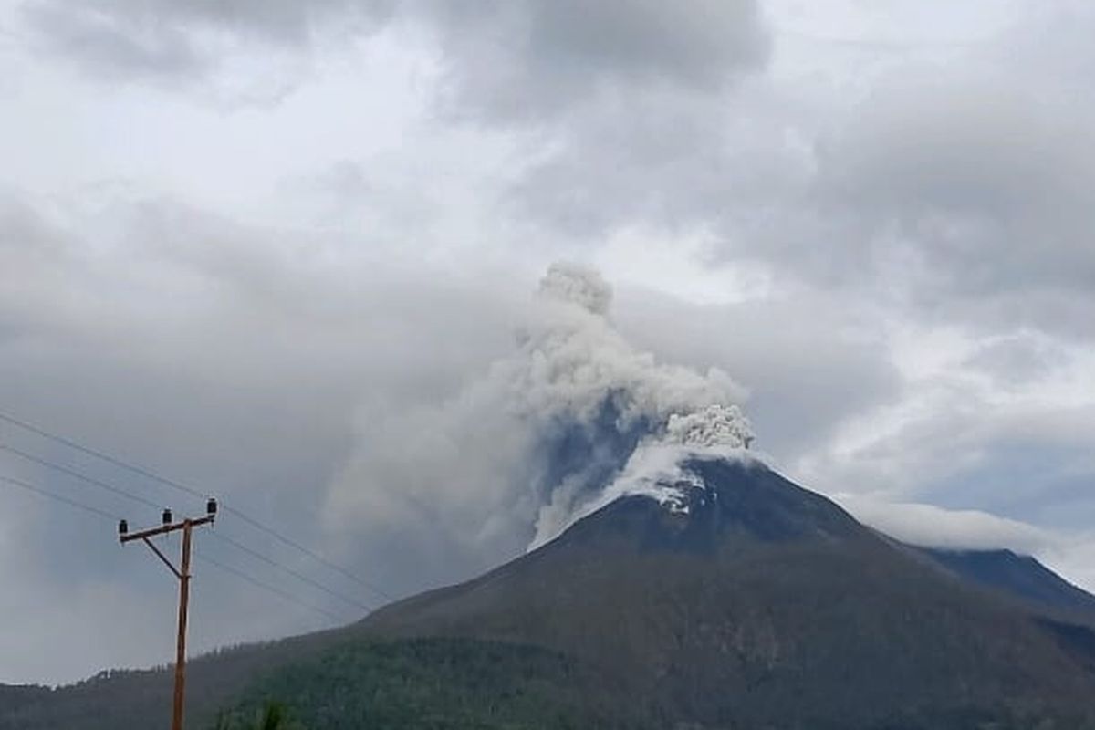 Gunung Lewotobi 4 Kali Meletus dalam 4 Jam, Warga Diminta Jauhi Radius Bahaya