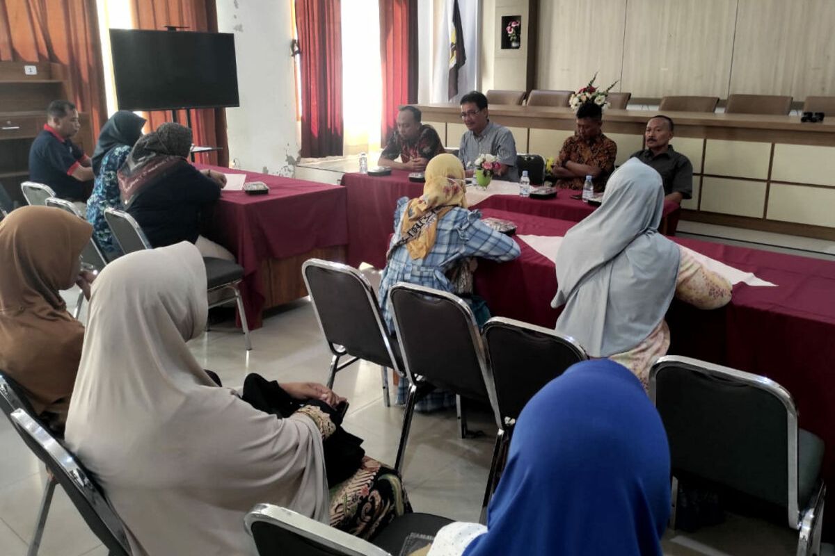 Sejumlah wali murid darI siswa SMKN 3 Kota Blitar yang eligable untuk mengikuti SNBP mendapatkan tawaran kompensasi dari pihak sekolah, Jumat (7/2/2025).