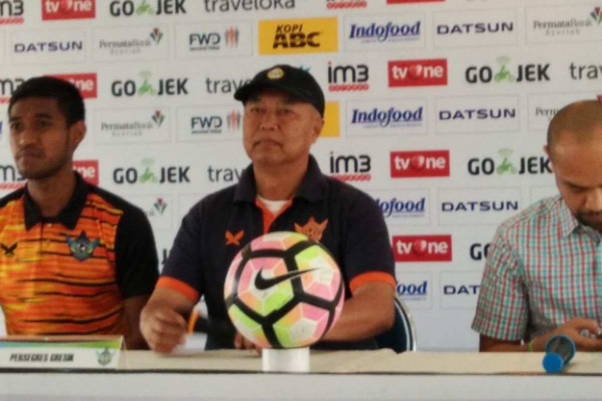 Pelatih Persegres Gresik, Hanafi bersama pemain Andre Putra saat menjalani sesi jumpa pers jelang laga kontra Persib Bandung di Graha Persib, Jalan Sulanjana, Sabtu (19/8/2017)