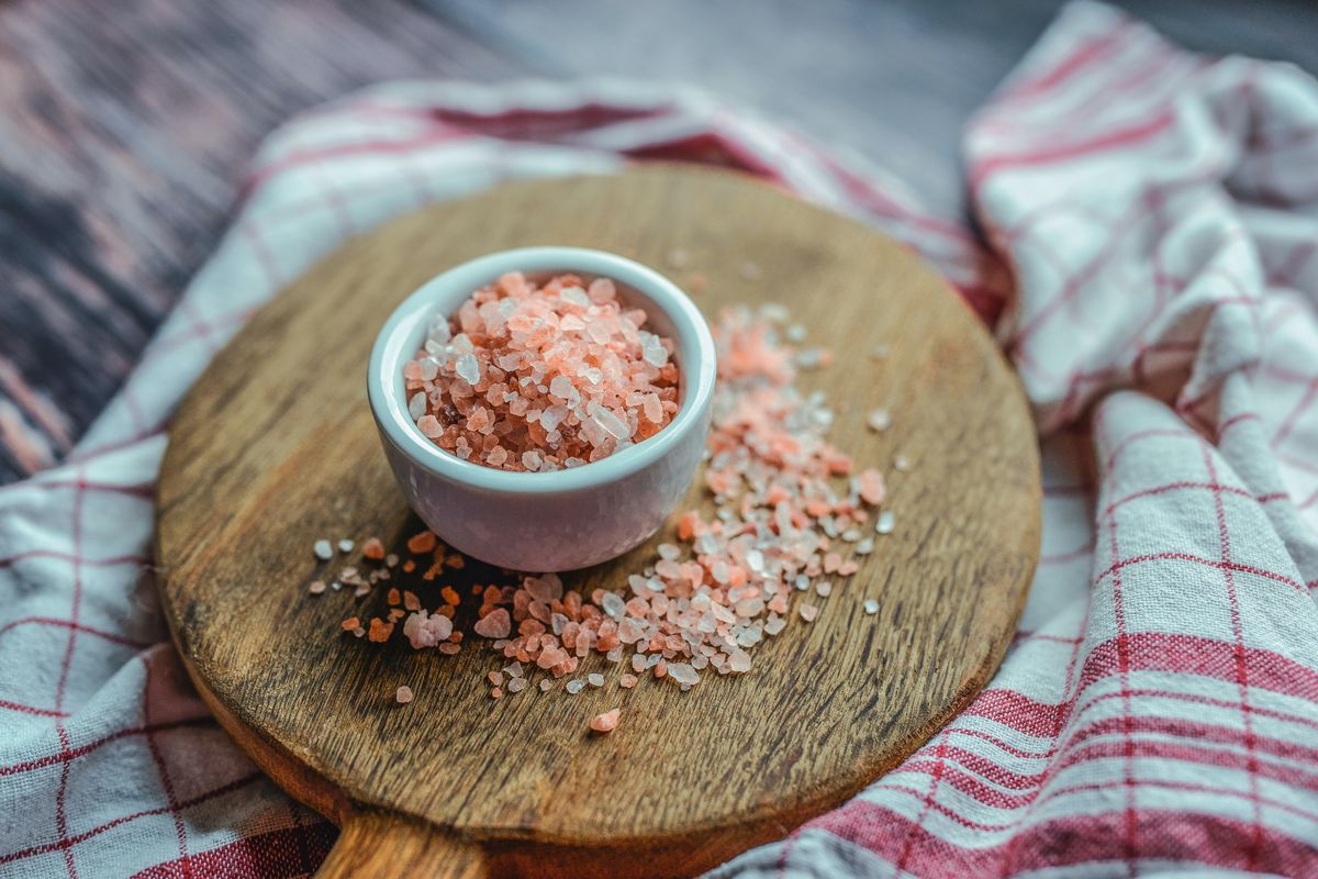 Sebagai alternatif yang dianggap lebih sehat, banyak orang beralih menggunakan garam himalaya atau dikenal dengan nama himalayan salt. Tapi ternyata, garam tetaplah garam yang asupannya harus ditakar demi kesehatan.

