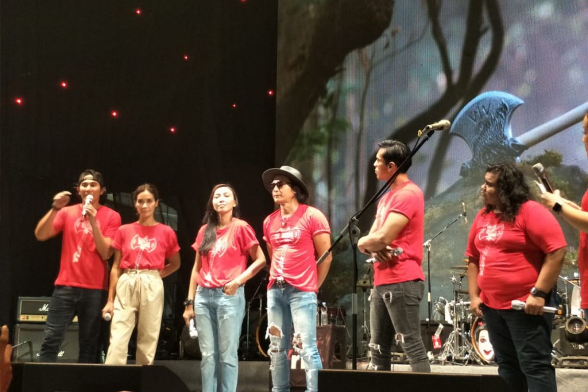 Para pemain film Wiro Sableng (kiri ke kanan) Vino G. Bastian, Marsha Timothy, Ruth Marini, Andy /rif, Dian Sidik, dan Fariz Alfarazi, menyapa para penggemar di Panggung Gambir Expo Jakarta Fair, Kemayoran, Jakarta Pusat, Sabtu (9/6/2018).