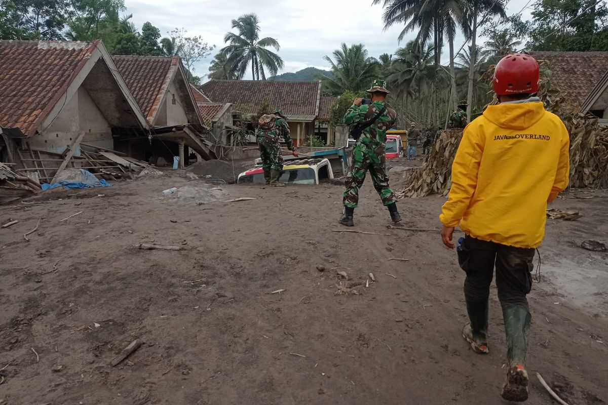 Tim IOF melakukan evakuasi usai erupsi Gunung Semeru