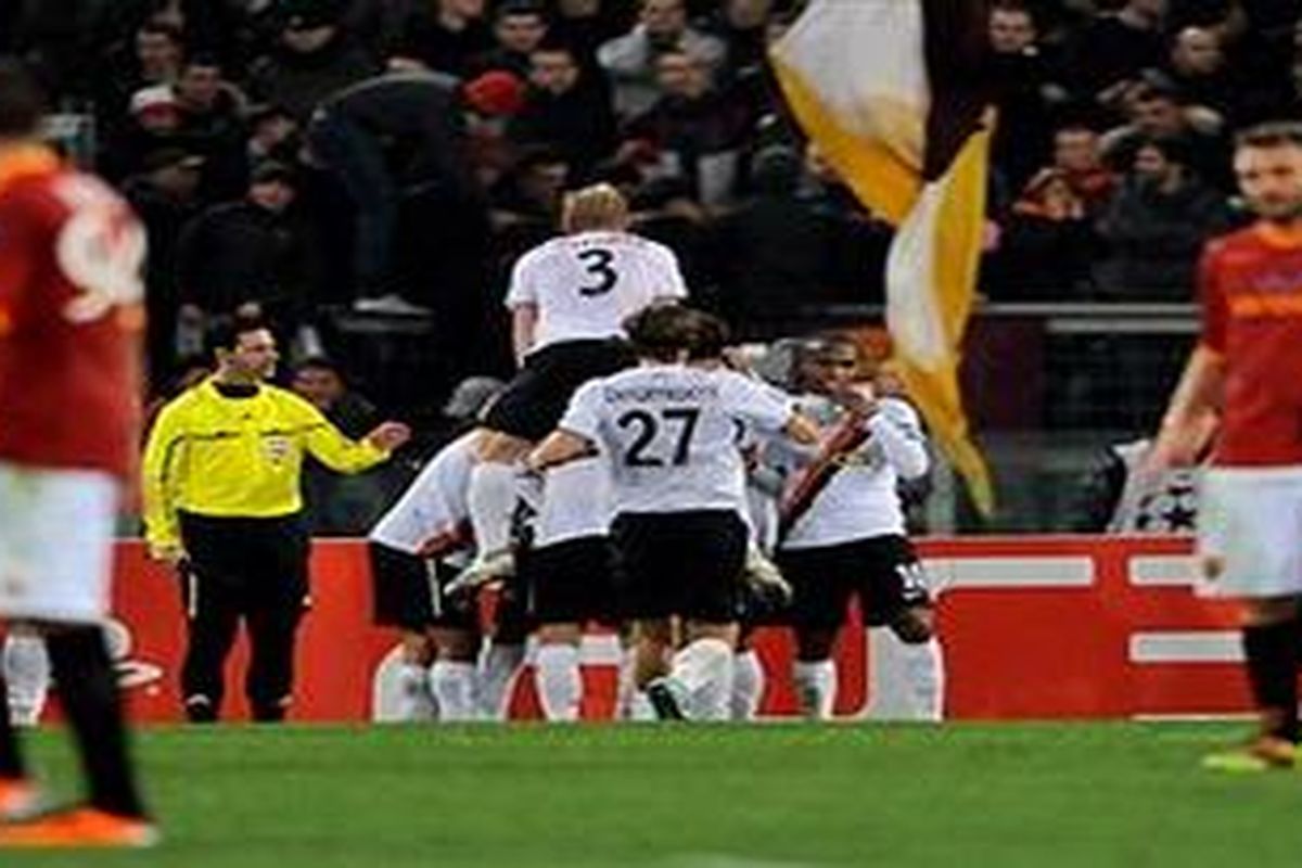 Para pemain Shaktar Donetsk merayakan gol Douglas Costa, sementara para pemain AS Roma tertunduk lesu pada leg pertama babak 16 besar Liga Champions, Rabu atau Kamis (1722011) dini hari WIB. Tampil di kandang, Roma akhirnya malah kalah 2-3.