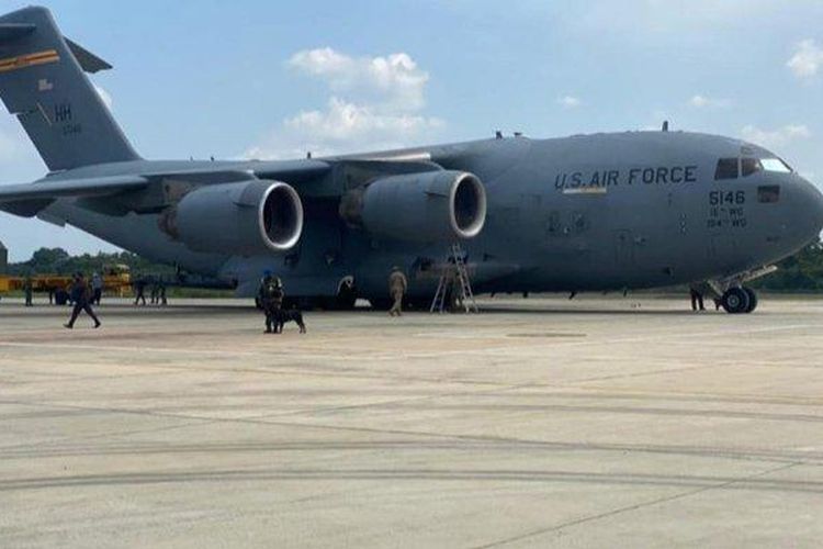 Pesawat Angkatan Udara Amerika Serikat Mendarat di Bandara SSK II Pekanbaru, Senin (7/6/2021).

