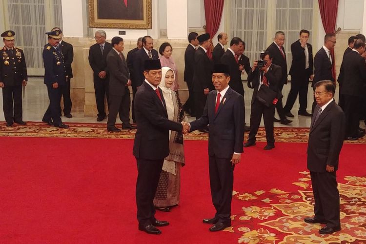 Letnan Jenderal Doni Monardo resmi menjabat sebagai Kepala Badan Nasional Penanggulangan Bencana. Ia dilantik Presiden Joko Widodo di Istana Negara, Jakarta, Rabu (9/1/2019) pagi.