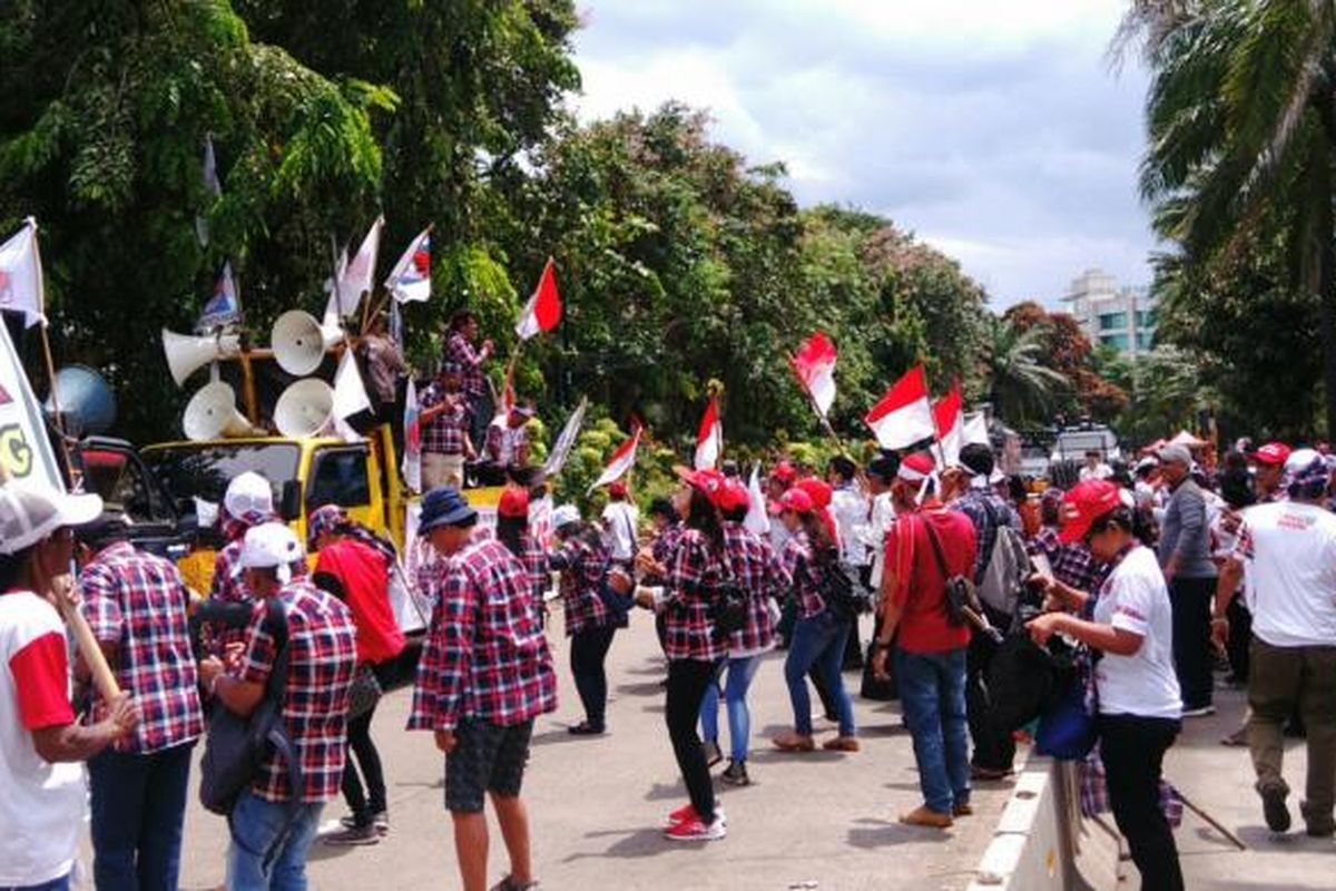 Massa pendukung terdakwa kasus dugaan penistaan agama Basuki Tjahaja Purnama atau Ahok melakukan aksi di Jalan RM Harsono depan Gedung Auditorium Kementerian Pertanian, Ragunan, Jakarta Selatan. Selasa (7/2/2017)