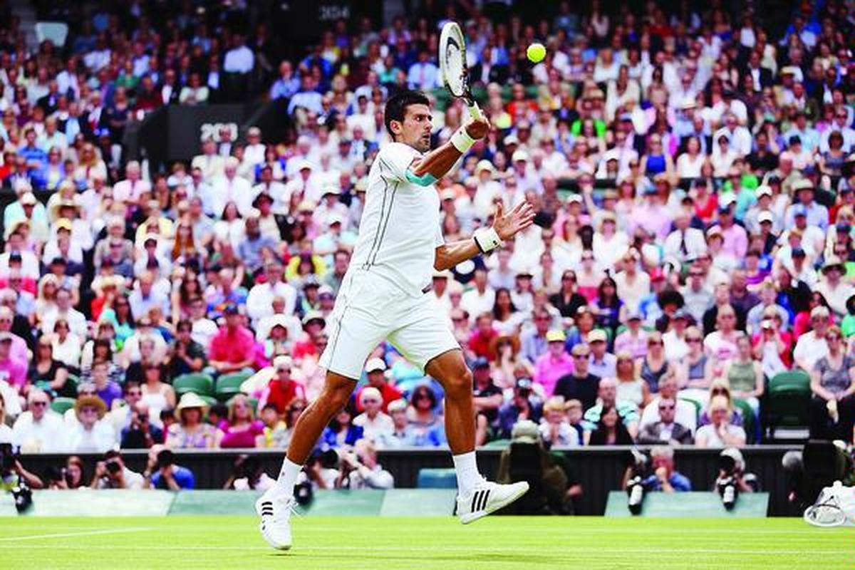  Petenis Serbia, Novak Djokovic, mengembalikan bola dalam laga tunggal putra melawan Juan Carlos Ferrero (Spanyol) pada babak pertama turnamen Grand Slam Wimbledon di All England Lawn Tennis dan Croquet Club, London, Inggris, Senin (25/6). 