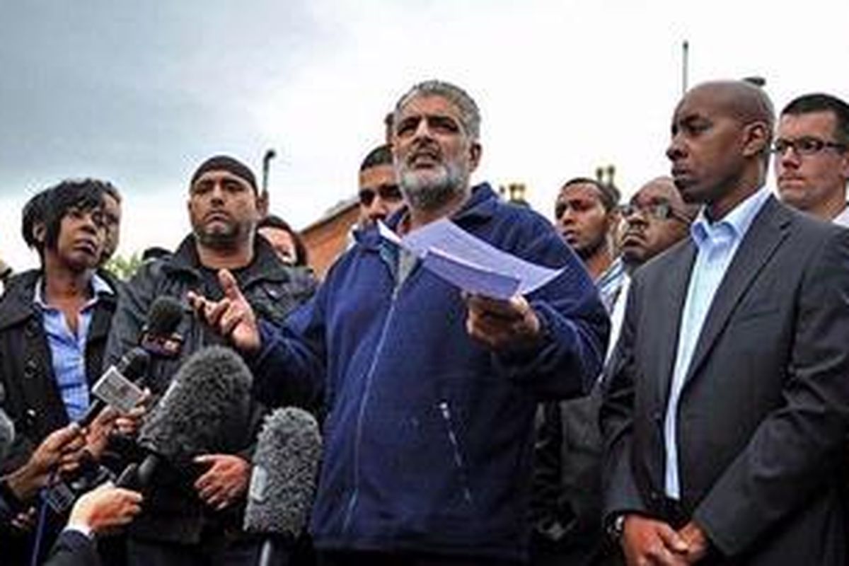 Tariq Jahan, ayah dari salah seorang pemuda Asia yang tewas terlindas mobil dalam kerusuhan di Birmingham, Inggris, memberikan pernyataan di sebuah jalan di Birmingham, Rabu (10/8/2011). Ia menyerukan kepada warga sekitar untuk tetap tenang. Ia bertanya, "Mengapa kita harus membunuh satu sama lain