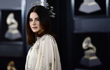 Lana Del Rey menghadiri Grammy Awards 2018 yang digelar di Madison Square Garden, New York City, MInggu (28/2/2018).