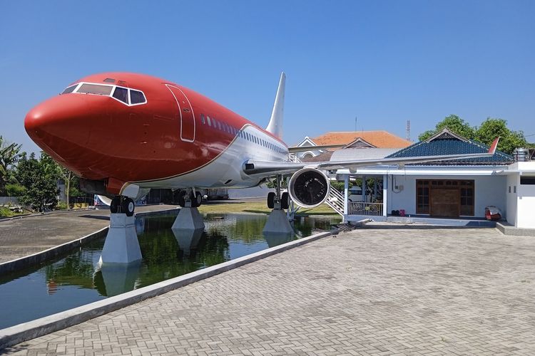 Caption: Kapal terbang menyerupai pesawat kepresidenan RI yang dipajang di halaman depan rumah H Yusuf, Desa Pelem, Kecamatan Kertosono, Kabupaten Nganjuk, Jawa Timur