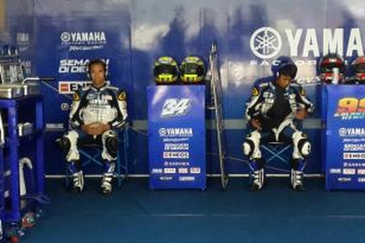 Dua pebalap Yamaha Factory Racing Indonesia Team, Imanuel Putra Pratna (kiri) dan Galang Hendra Pratama (kanan).