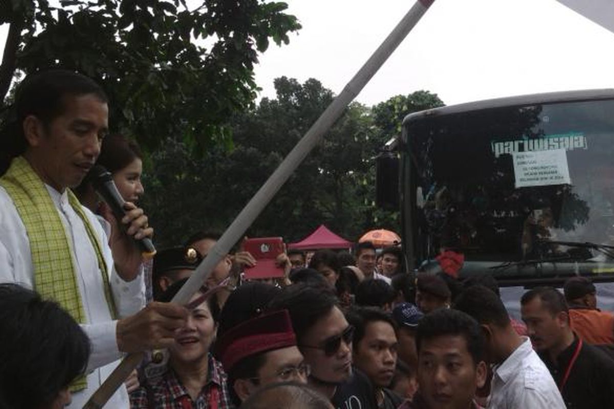 Presiden terpilih Joko Widodo saat akan melepas rombongan bus mudik gratis, di Lapangan Parkir Timur Senayan, Jakarta, Jumata (25/7/2014)