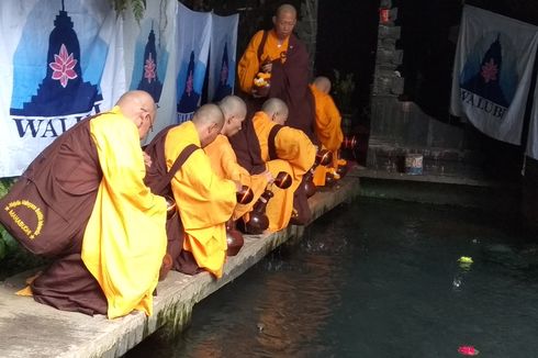 Umat Buddha Semayamkan Air Berkah Waisak di Candi Mendut