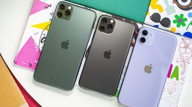 Montir memeriksa ruang mesin mobil dengan senter