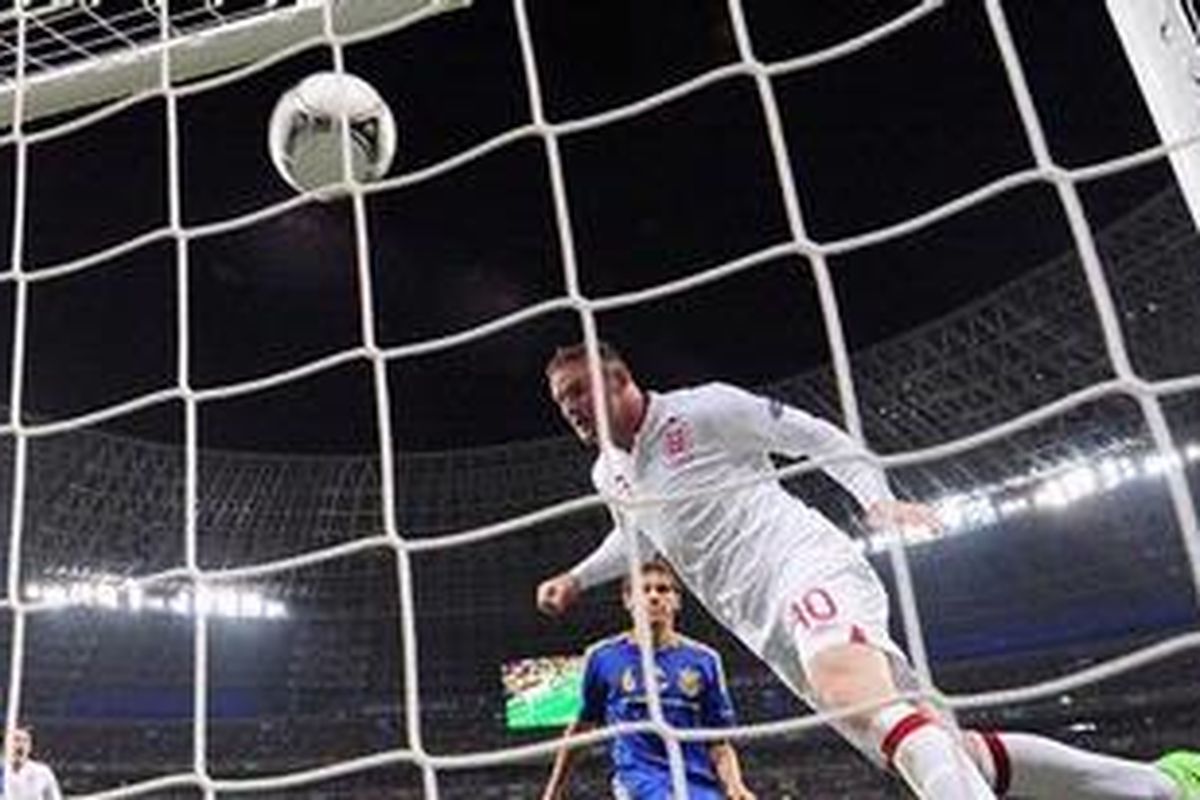 Bomber Inggris Wayne Rooney (kanan) menceploskan bola ke jala Ukraina dalam laga terakhir penyisihan Grup D di Stadion Donbass Arena, Donetsk, Selasa (19/6/2012). Inggris menang 1-0.