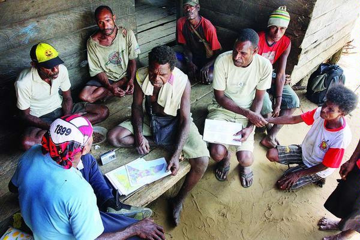 Warga Dusun Sanggase, Disktrik Okaba, Merauke, membahas keberadaan tanah ulayat mereka. Rencana pemerintah melaksanakan proyek pertanian berskala luas di Merauke meresahkan mereka. Mereka khawatir proyek tersebut akan mengambil tanah ulayat warga.