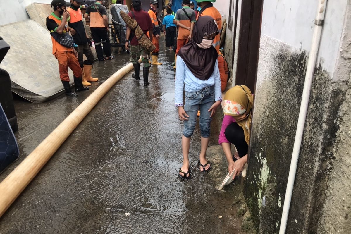 Sejumlah warga Jalan Damai 2 RT 04/RW 012, Ciganjur, Jagakarsa, Jakarta mulai membersihkan perabotan rumah tangga yang kotor karena terendam air dan lumpur pascabanjir akibat longsornya turap milik perumahan Melati Residence pada Senin (12/10/2020) siang.
