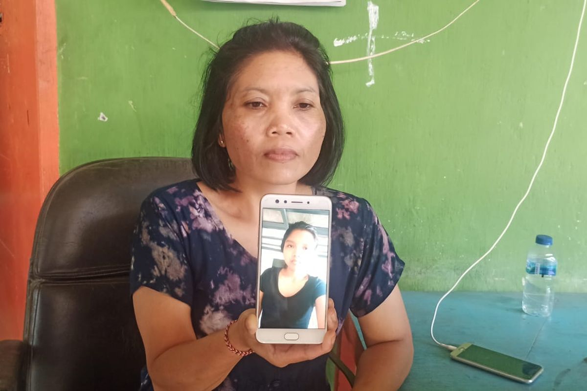  I Gusti Ayu Sri Wistari saat menunjukan potret putri sulungnya, I Gusti Ayu Vira Wijayantari (23), Pekerja Migran Indonesia (PMI) asal Bali di Turki, di rumahnya di Denpasar, Bali pada Selasa (16/8/2022). Kompas.com/ Yohanes Valdi Seriang Ginta