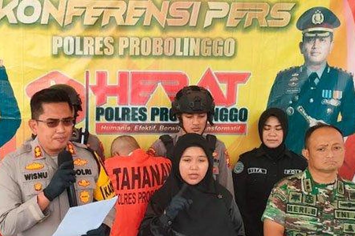 Polisi menangkap TNI gadungan yang melakukan perampokan di hutan jati Kabupaten Probolinggo, Jawa Timur, Minggu (21/7/2024). Pelaku berinisial HA merampok barang-barang berharga wanita kenalannya.