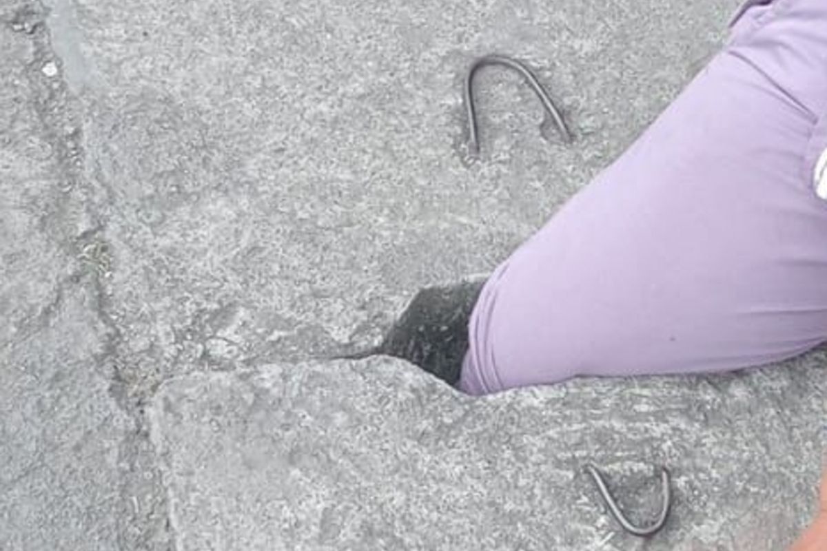 Kaki seorang ibu terperosok di lubang selokan di Jalan Imogiri Timur, Bantul. Kamis (27/2/2025)