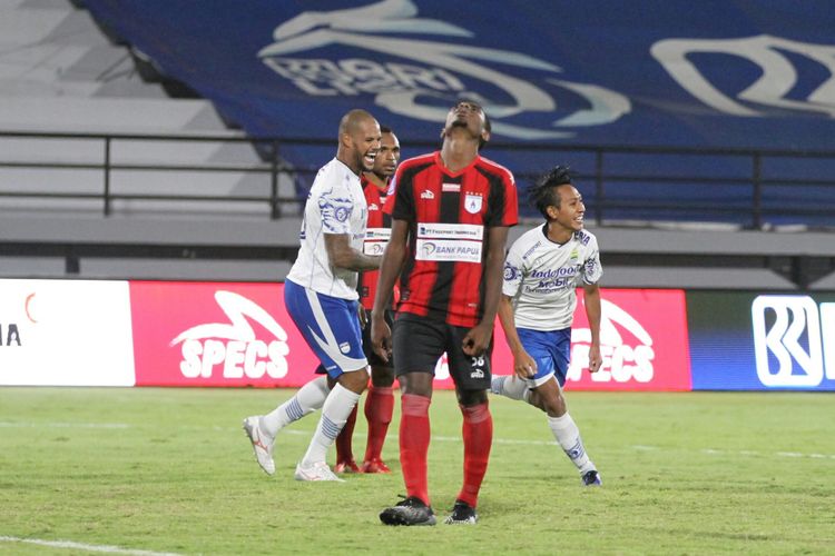 Selebrasi pemain Persib Bandung Beckham Putra seusai membobol gawang Persipura Jayapura dalam pertandingan Liga 1 di Stadion Kapten I Wayan Dipta, Gianyar, Bali, Jumat (18/2/2022).