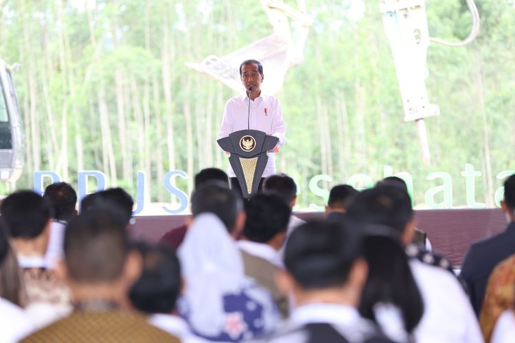 Presiden Joko Widodo memberikan sambutan saat ground breaking Kantor BPJS Kesehatan di IKN, Kalimantan Timur, Jumat (1/3/2024).