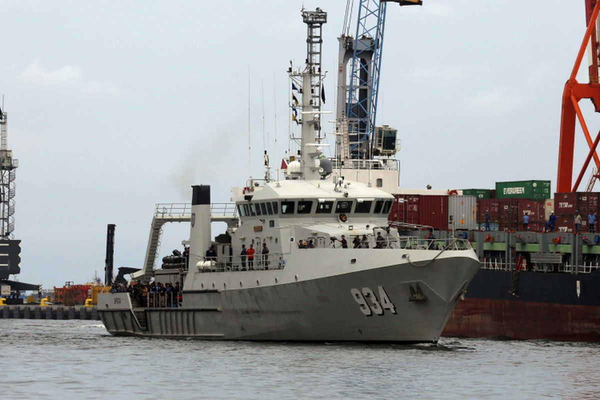 KRI Spica 934 membawa Cockpit Voice Recorder (CVR) CVR Lion Air PK-LQP memasuki Dermaga JICT, Pelabuhan Tanjung Priok, Jakarta Utara, Senin (14/1/2019). CVR itu ditemukan di dasar laut tertimbun lumpur sedalam 8 meter.