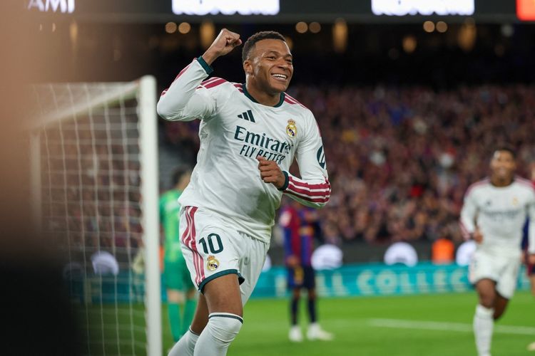 Penyerang Real Madrid asal Prancis, Kylian Mbappe, merayakan gol pertama timnya dalam pertandingan Liga Spanyol antara FC Barcelona dan Real Madrid CF di Stadion Camp Nou, Barcelona, ??pada 25 Oktober 2026.