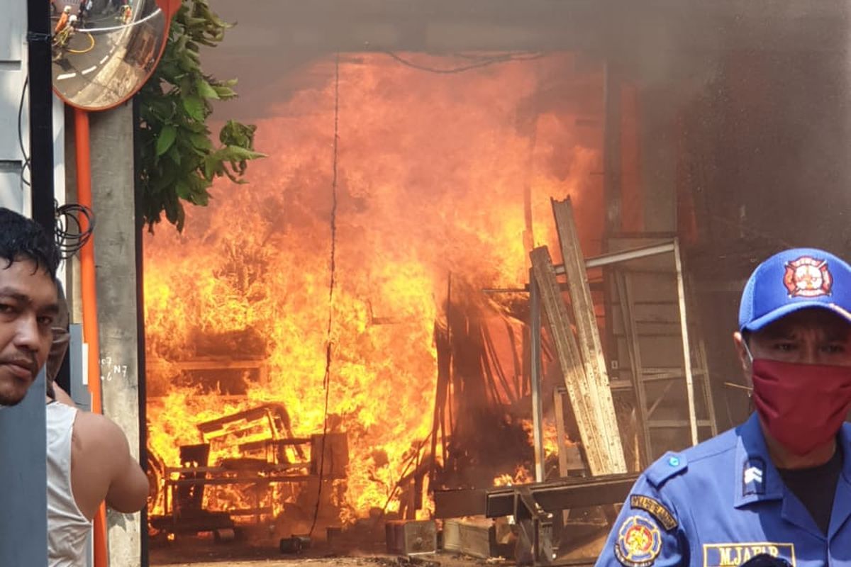 Sebuah gudang kayu di Jalan Basuki, RT 007 RW 006 Kelurahan Cilangkap, Kecamatan Cipayung, Jakarta Timur, terbakar, Rabu (1/9/2021).