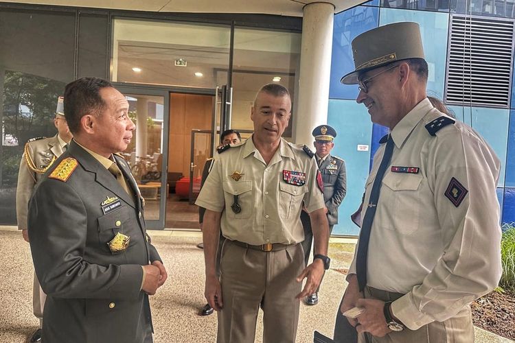 Pada Rabu (19/6/2024), Panglima TNI Jenderal Agus Subiyanto melakukan pertemuan dengan Panglima Angkatan Bersenjata Perancis Jenderal Thierry Burkhard di Markas Angkatan Bersenjata Perancis.