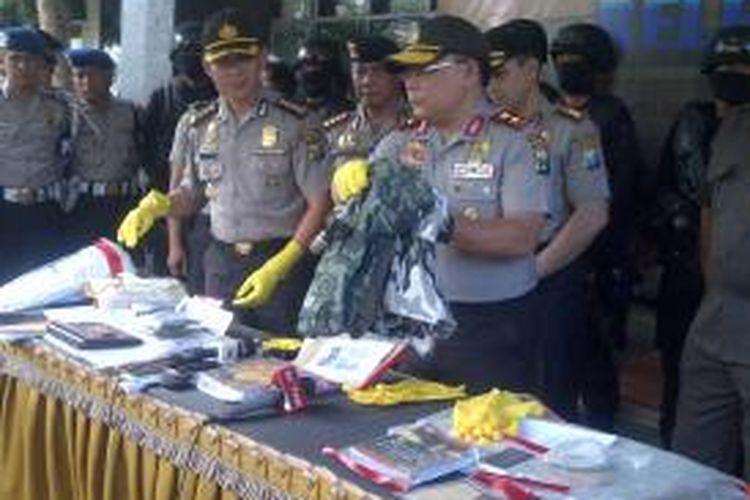 Kapolda Jatim Irjen Pol Anas Yusuf saat rilis barang bukti hasil mengeledah di rumah ketiga anggota ISIS asal Malang. Kamis (26/3/2015).
