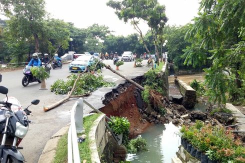 Pengendara Was-was Lintasi Jembatan di Pondok Aren yang Turapnya Amblas