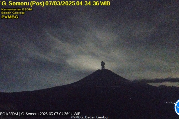 Visual erupsi Gunung Semeru dengan letusan setinggi 1.200 meter, Jumat (7/3/2025)