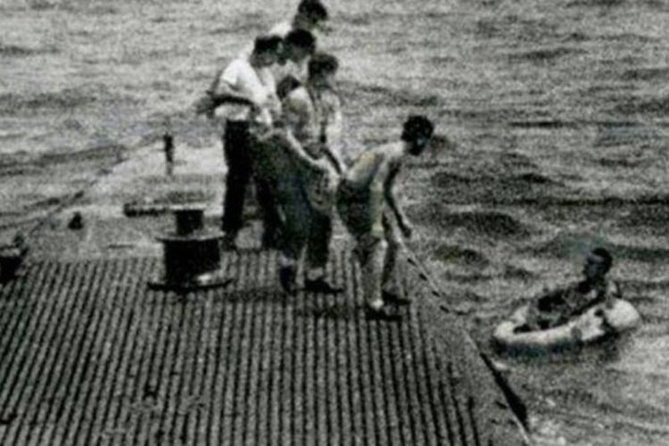 George HW Bush diselamatkan oleh USS Finback, lolos dari kengerian Insiden Chichijima. 