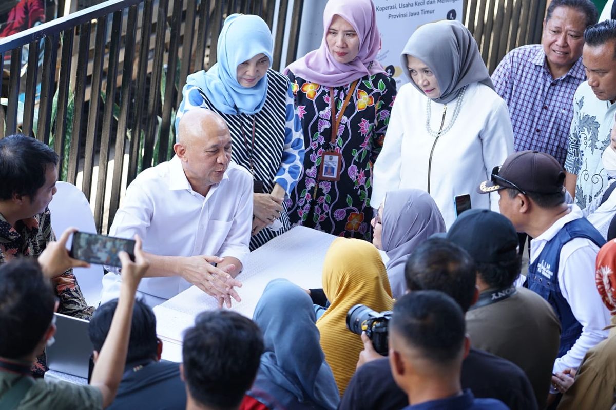 Menteri Koperasi dan UKM Teten Masduki berdialog dengan pedagang pasar Sememi Surabaya, Minggu (9/7/2023).