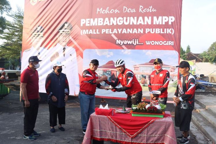 Bupati Wonogiri Joko Sutopo memotong tumpeng sebagai tanda peresmian pembangunan mal pelayanan publik (MPP) Kabupaten Wonogiri, di area Gedung Pertemuan Giri Cahaya, Kabupaten Wonogiri, Jawa Tengah, Sabtu (13/8/2022) (Dok. Pemkab Wonogiri)