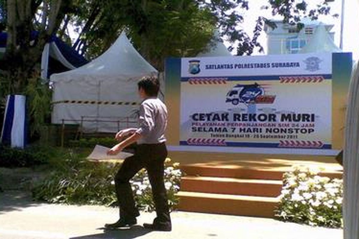Satlantas Polrestabes Surabaya menggelar pemecahan rekor Museum Rekor Indonesia (MURI) pelayanan SIM drive thru selama 24 jam non stop selama seminggu.