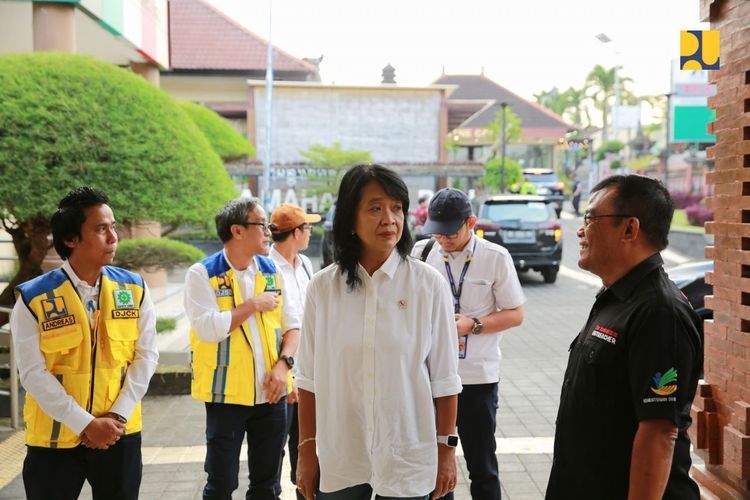  Wakil Menteri Pekerjaan Umum (PU) Diana Kusumastuti melakukan peninjauan langsung ke rencana lokasi Sekolah Rakyat di Sentra Mahatmiya, Kabupaten Tabanan, Provinsi Bali, pada Kamis (1/5/2025). 