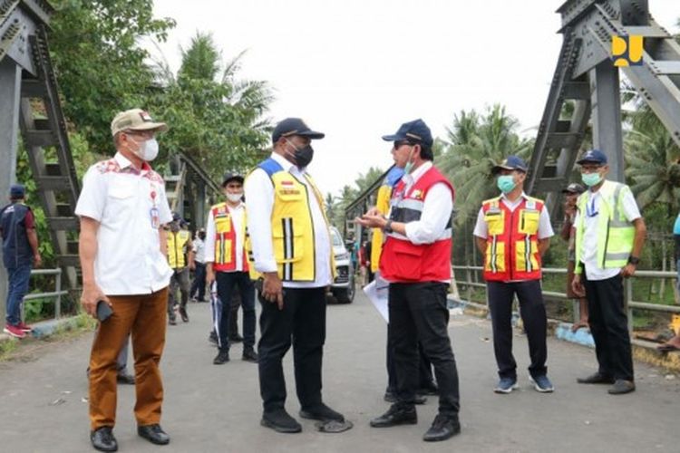 Wakil Menteri PUPR John Wempi Wetipo saat meninjau lokasi putusnya jembatan Kali Tiabo, Kabupaten Halmahera Utara, Provinsi Maluku Utara.