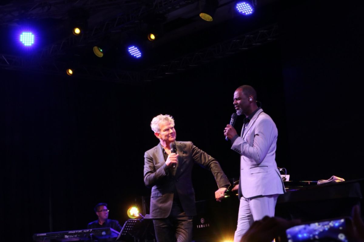 Brian McKnight tampil bersama musisi dunia David Foster, dalam pertunjukan Hitman David Foster and Friends Live in Concert di Grand Pacific Hall, Yogyakarta, Kamis (6/4/2017) malam.