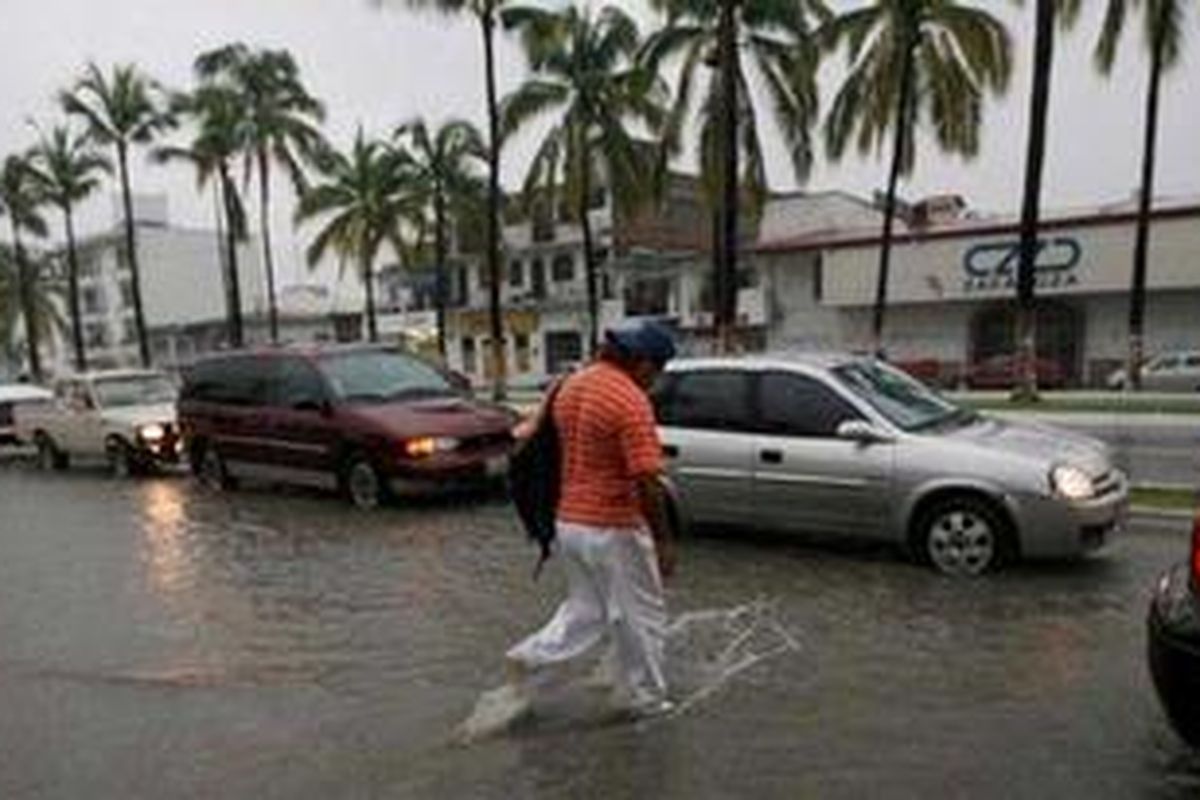 Jalan-jalan di kota Puerto Vallarta, Meksiko, banjir, Senin (10/10/2011). Topan Jova menguat dan bisa menjadi topan kategori 3 saat mencapai Meksiko