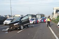 Sopir Mengantuk, Mobil Tabrak Pembatas Jalan di Tol Jakarta-Cikampek